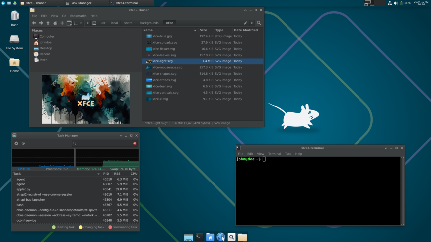 XFCE 4.20 desktop environment showing the lightweight traditional panel layout and Thunar file manager.